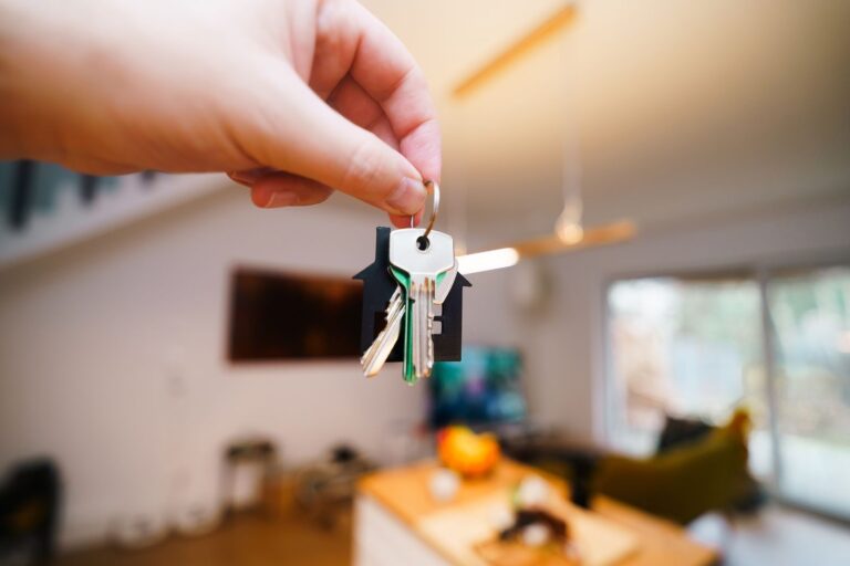 Clés d'un logement loué illustrant l'assurance PNO du propriétaire non occupant